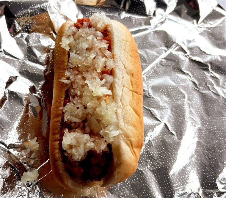 Texas Dirty Dog, chili, onions